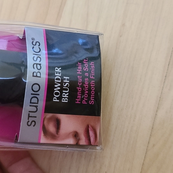 Studio Basics Powder Brush - Picture 2 of 3